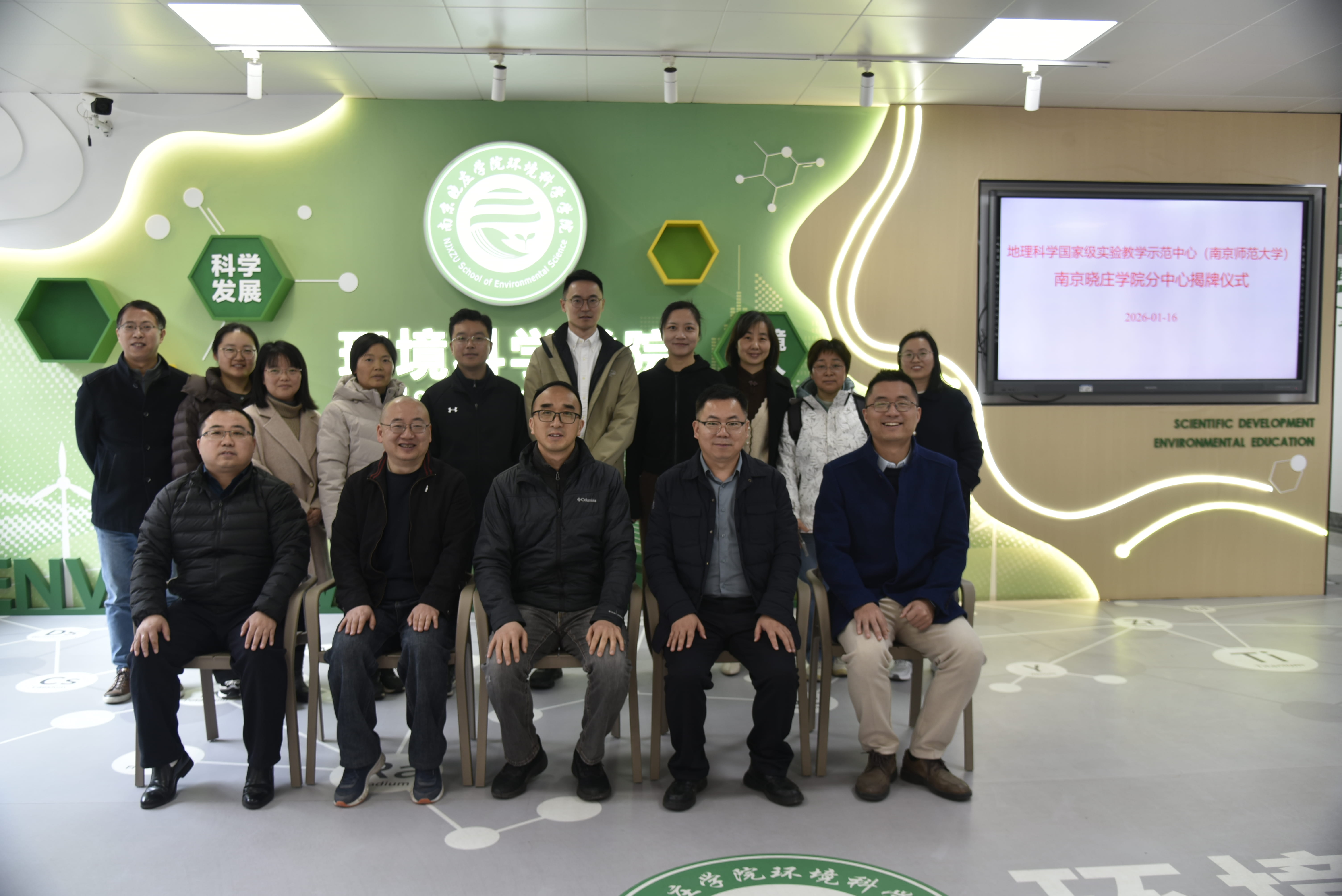 门口合影 (1).jpg